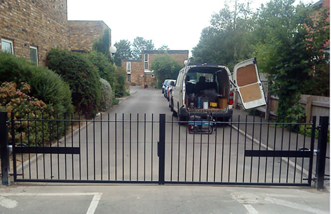 RSG3200 access gate on a private passage in Kent.