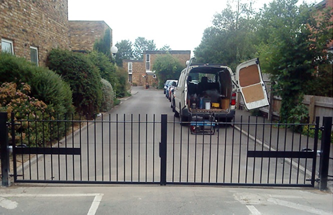 RSG3200 access gate on a private passage in Kent.